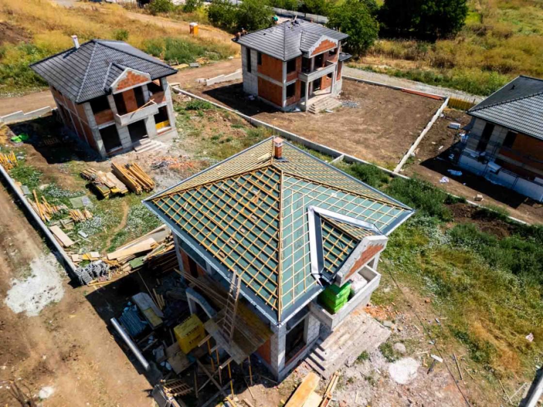 Neues Einfamilienhaus mit eigenem Garten, Stellplatz und ohne Instandhaltungsgebühr im Dorf Cherni Vrah