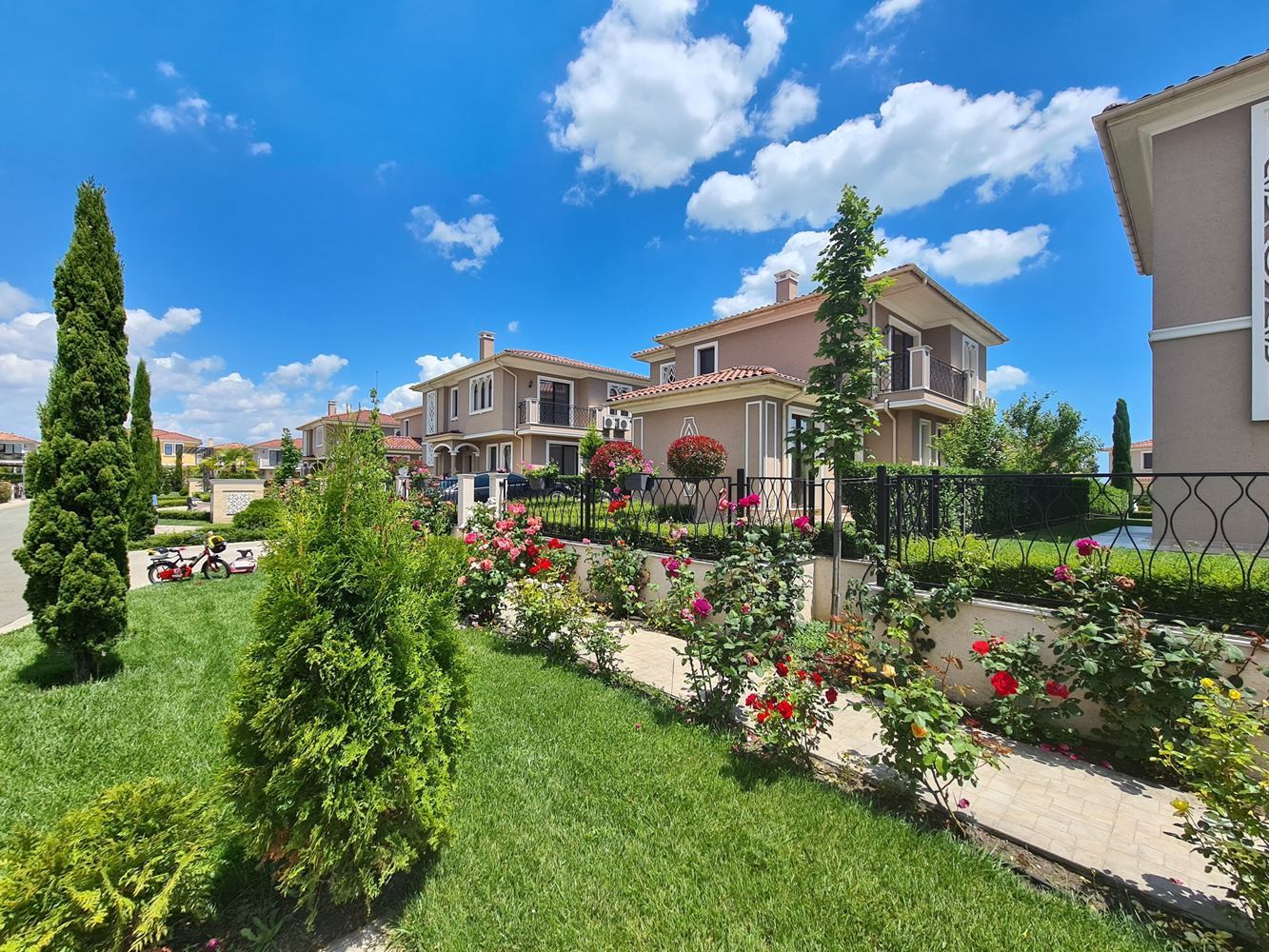 Exklusives zweistöckiges Haus mit drei Schlafzimmern und großzügigem Garten in einer luxuriösen, bewachten Wohnanlage zwischen Sarafovo und Pomorie
