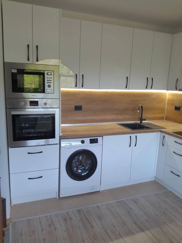 Zweistöckiges Einfamilienhaus im Dorf Goritsa – komplett renoviertes Zuhause mit Garten und wunderschöner Veranda