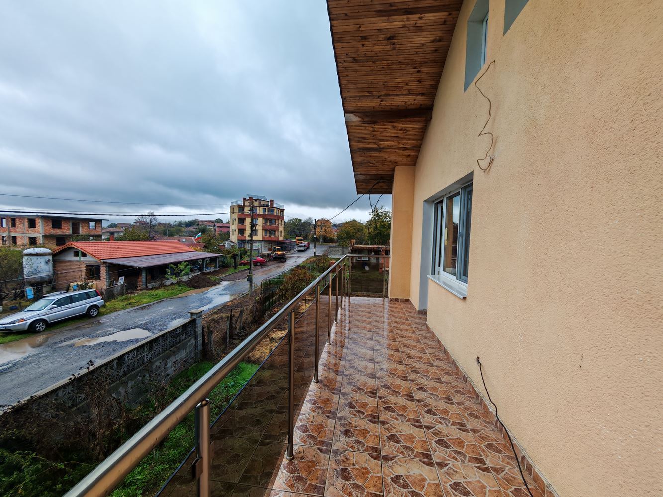 Freistehendes zweistöckiges Haus mit großem Garten und Weinberg im Dorf Poroy – Raum, Komfort und Ruhe