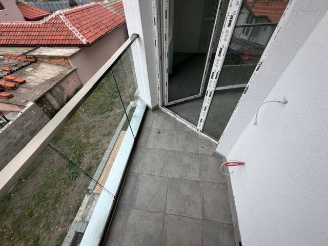 Dreistöckiges Reihenhaus in Banevo – moderne Bauweise, Hof und zwei Parkplätze
