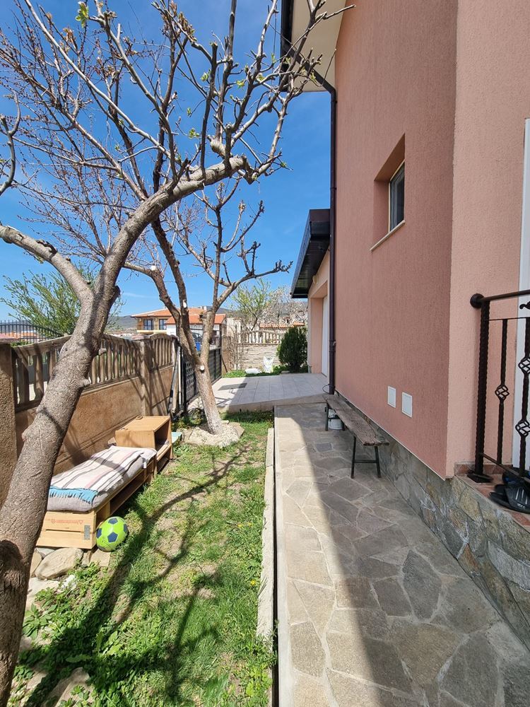 Wunderschönes zweistöckiges Haus mit Garten, Garage und moderner Heizung in Kosharitsa