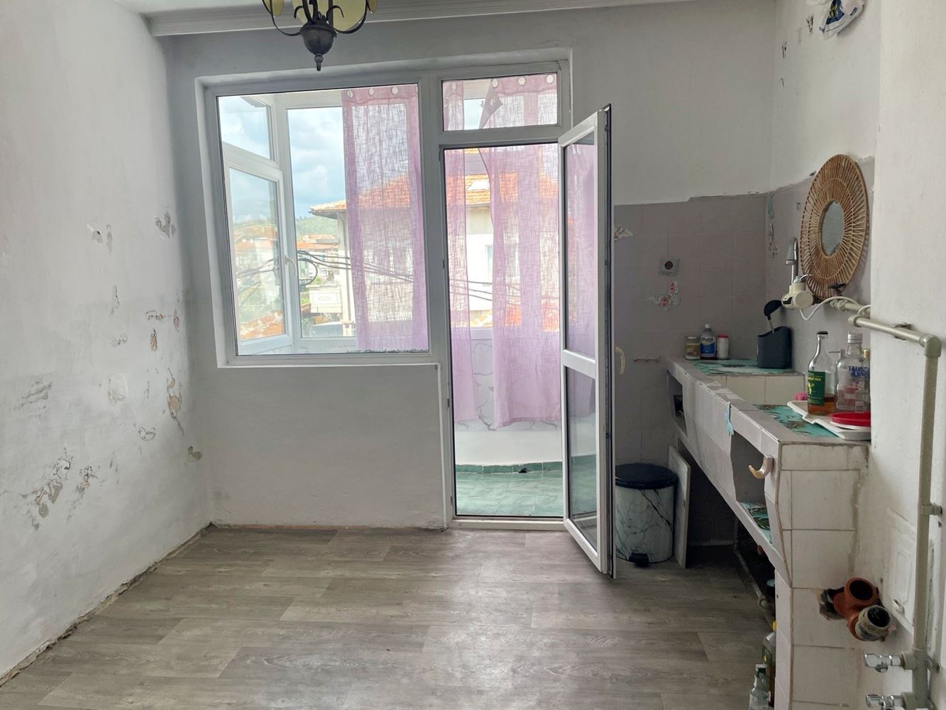 Eigenständiger Teil eines Hauses mit Hof in Burgas – Banevo, Großzügigkeit, Funktionalität und hervorragende Lage nahe den Mineralbädern