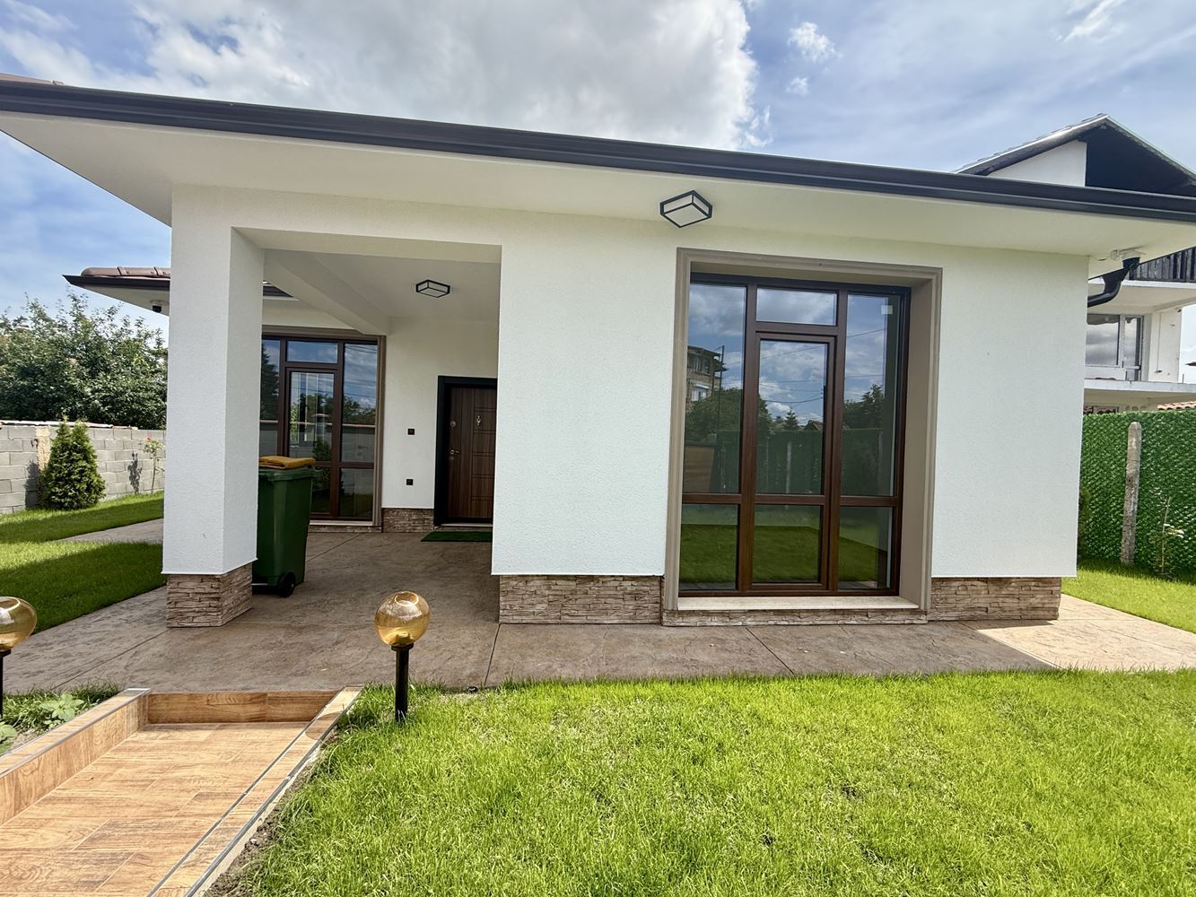 Neues eingeschossiges Haus mit drei Schlafzimmern und eigenem Garten – Komfort, Ruhe und Qualität nahe Sonnenstrand