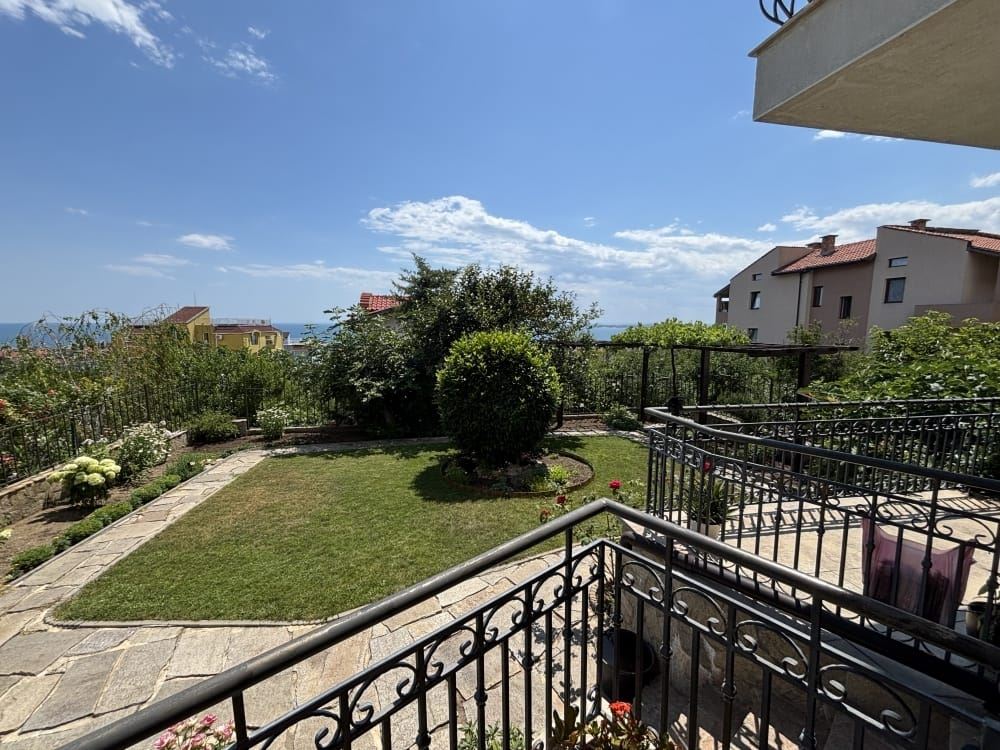 Freistehendes Haus mit Panoramablick auf das Meer und eigenem Garten in Sveti Vlas