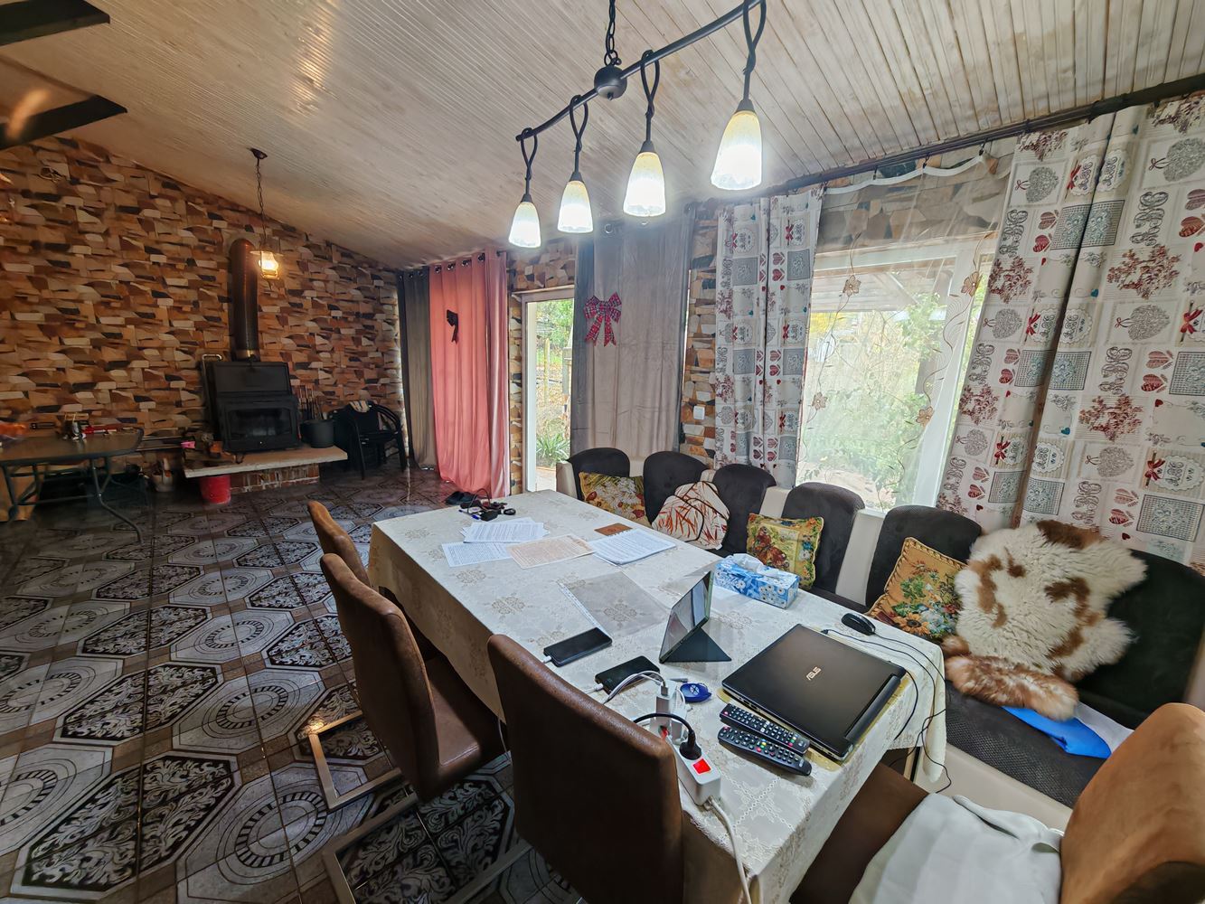 Freistehendes zweistöckiges Haus mit großem Garten und Weinberg im Dorf Poroy – Raum, Komfort und Ruhe