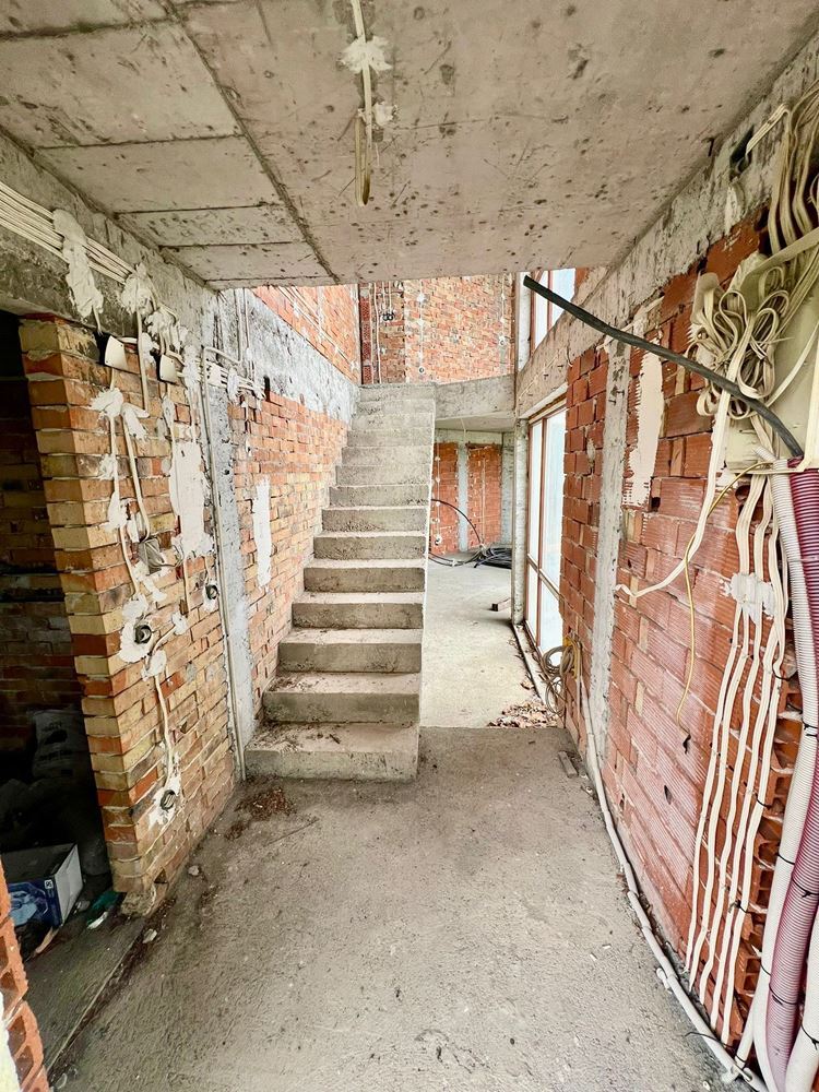 Freistehendes zweigeschossiges Haus mit Garten und Pool in einer bewachten Anlage in Aheloy