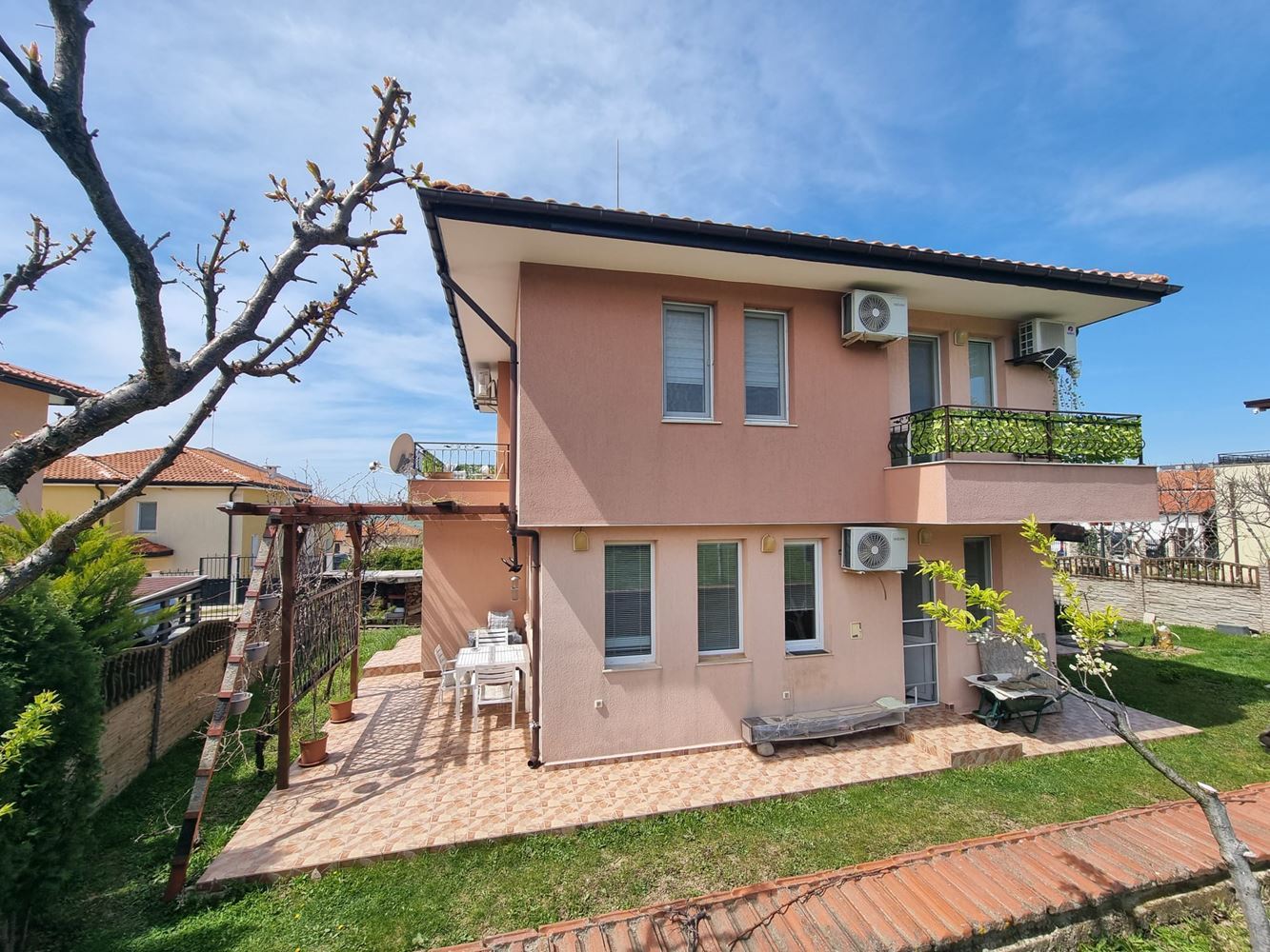 Wunderschönes zweistöckiges Haus mit Garten, Garage und moderner Heizung in Kosharitsa