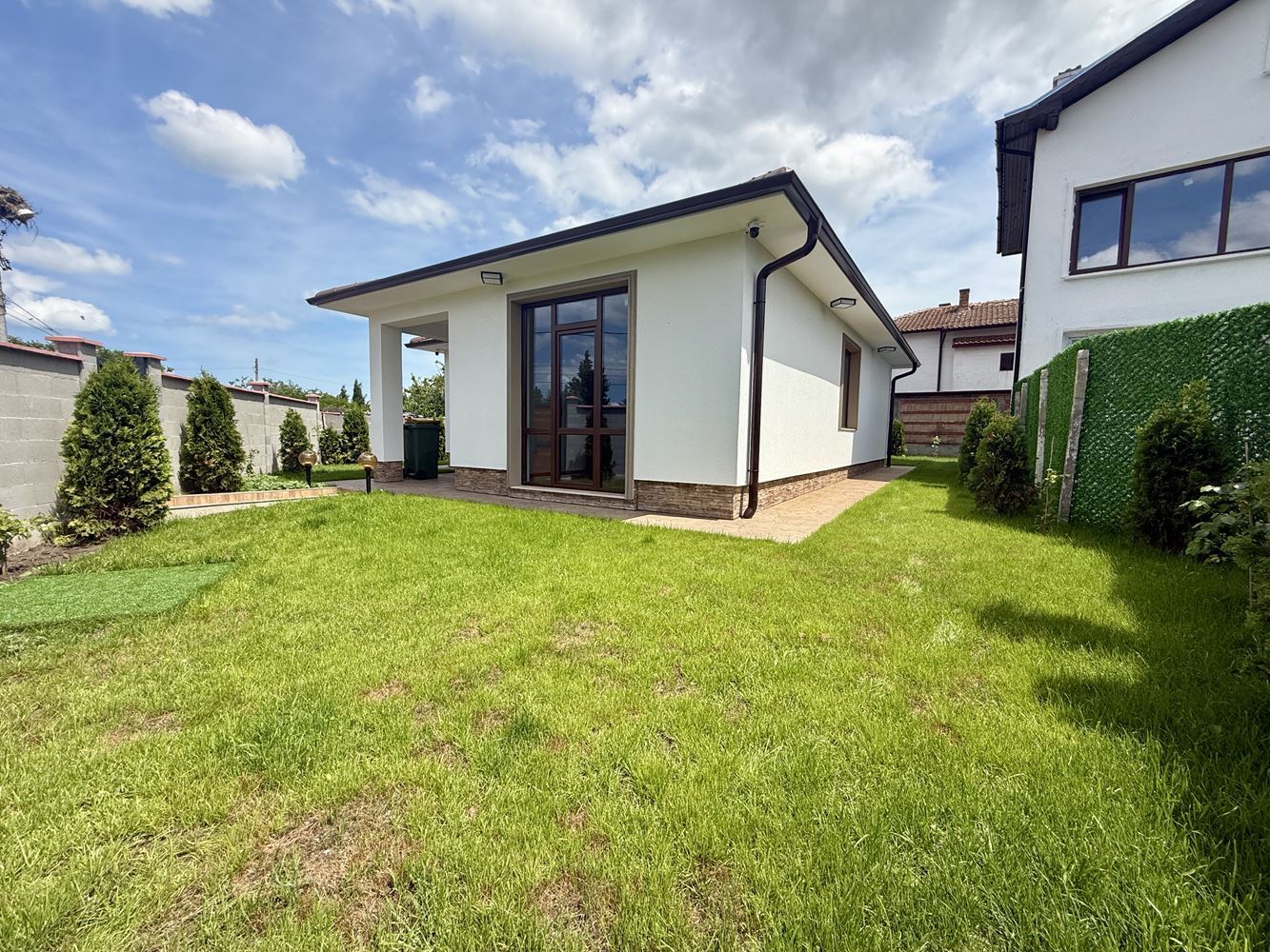 Neues eingeschossiges Haus mit drei Schlafzimmern und eigenem Garten – Komfort, Ruhe und Qualität nahe Sonnenstrand