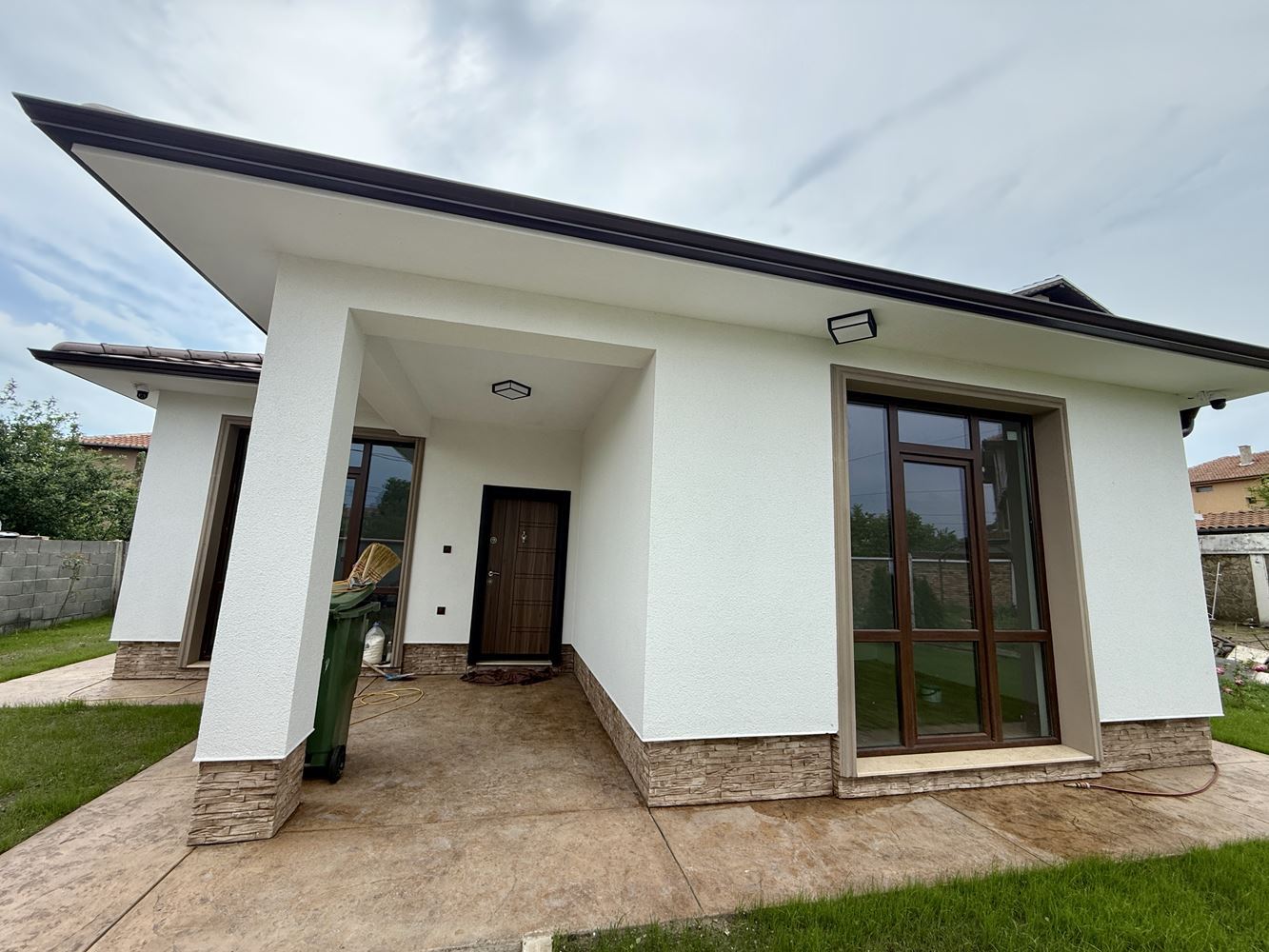 Neues eingeschossiges Haus mit drei Schlafzimmern und eigenem Garten – Komfort, Ruhe und Qualität nahe Sonnenstrand