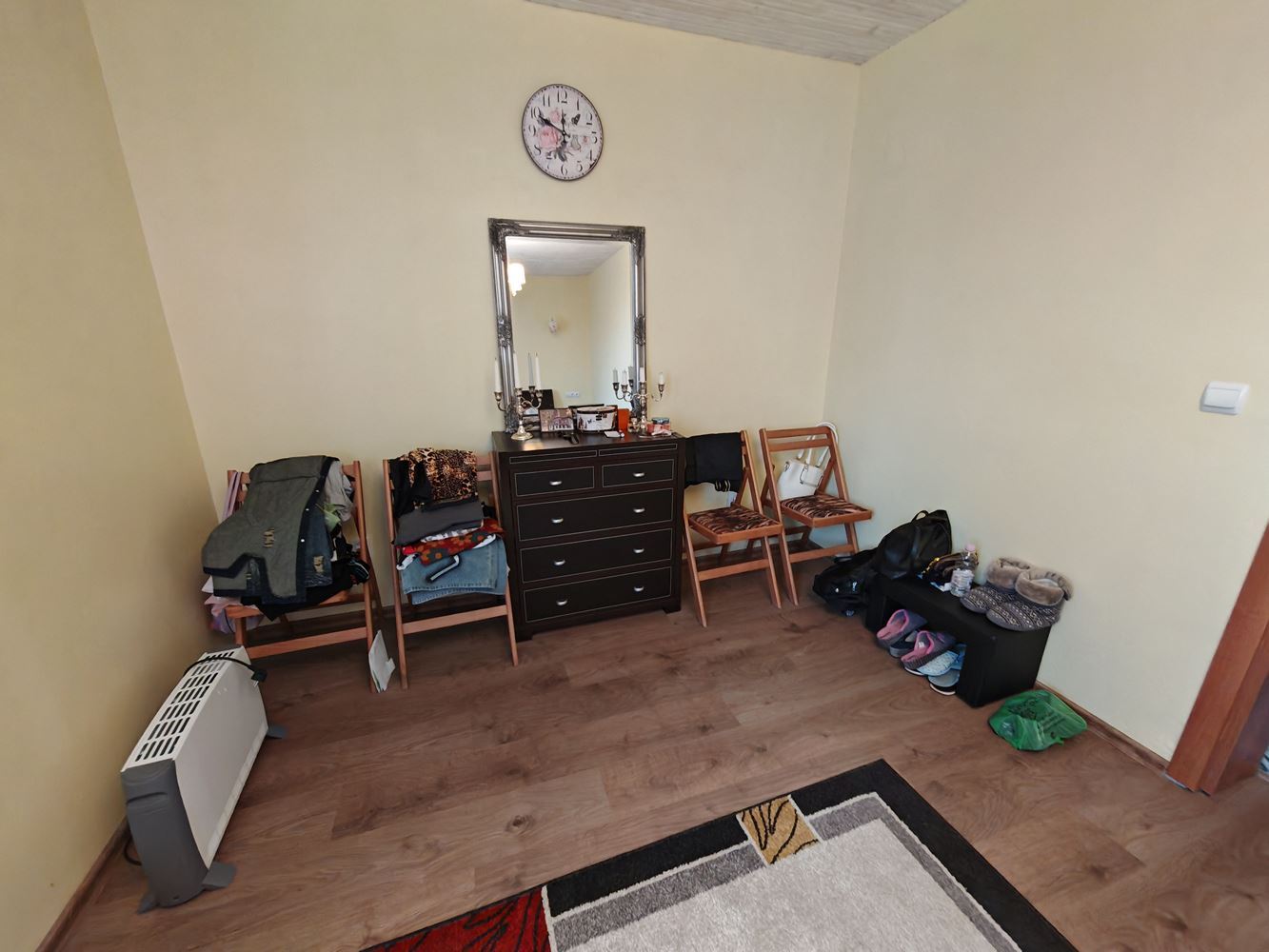 Freistehendes zweistöckiges Haus mit großem Garten und Weinberg im Dorf Poroy – Raum, Komfort und Ruhe