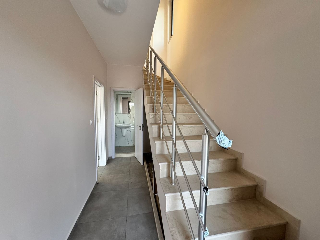 Modernes zweistöckiges Haus mit Garten in einem Luxuskomplex zwischen Pomorie und Sarafovo – Stil, Raum und Natur