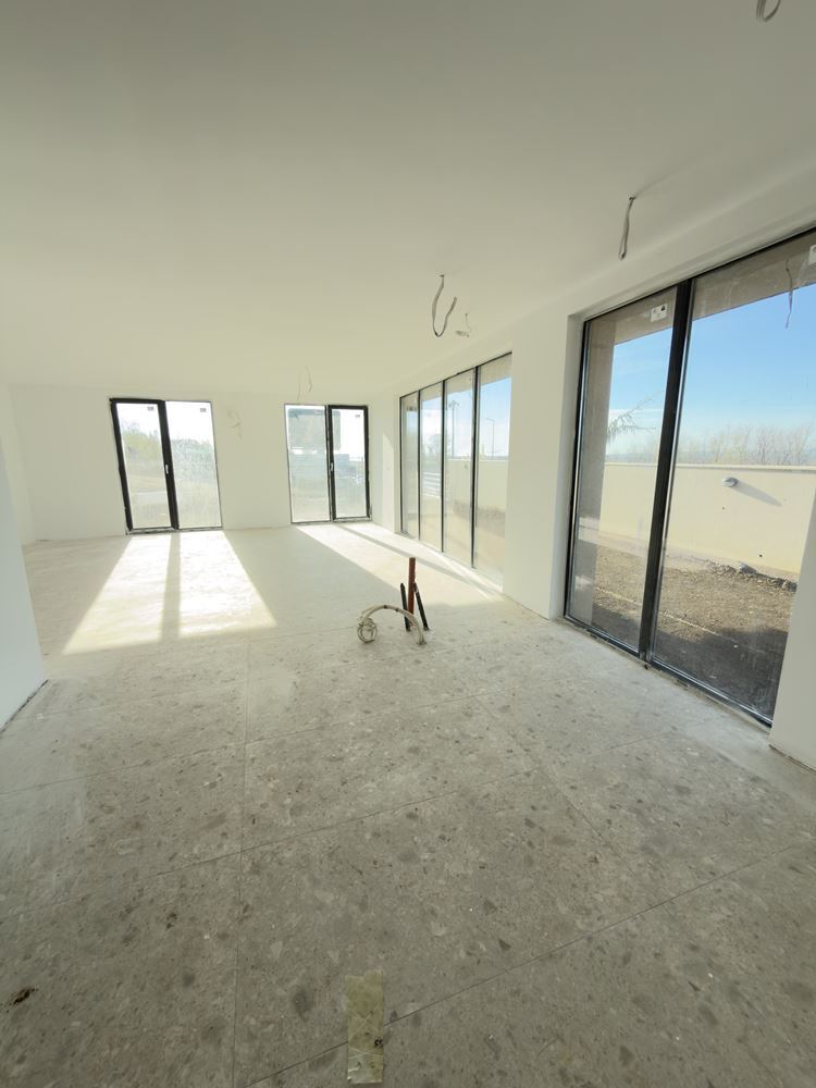 Zweigeschossiges modernes Haus in einer geschlossenen Anlage nahe Sonnenstrand – Öko-Umgebung, Raum und Luxus