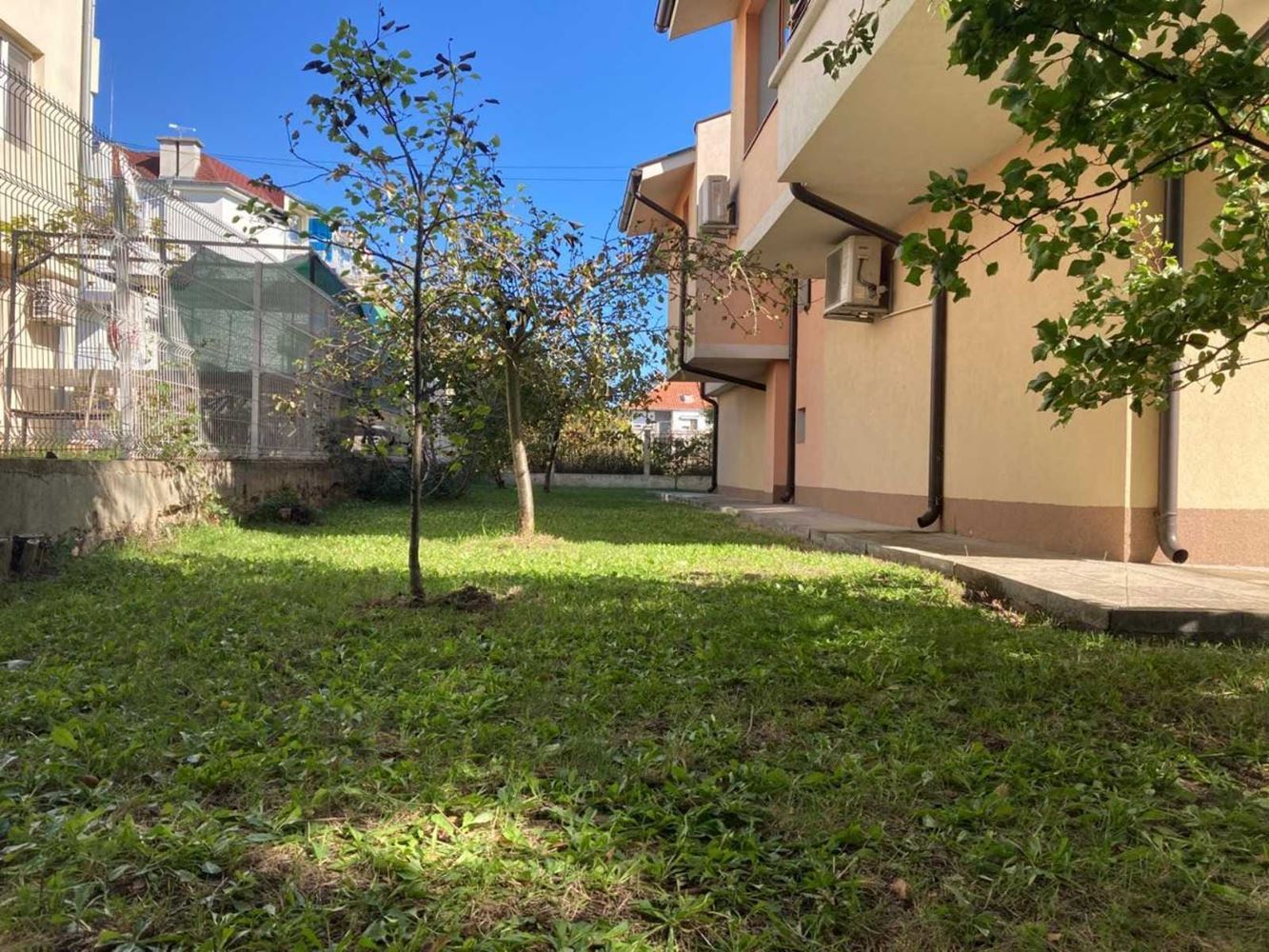 Geräumiges dreistöckiges Einfamilienhaus im Zentrum von Ravda – Komfort, Prestige und vollständige Unabhängigkeit