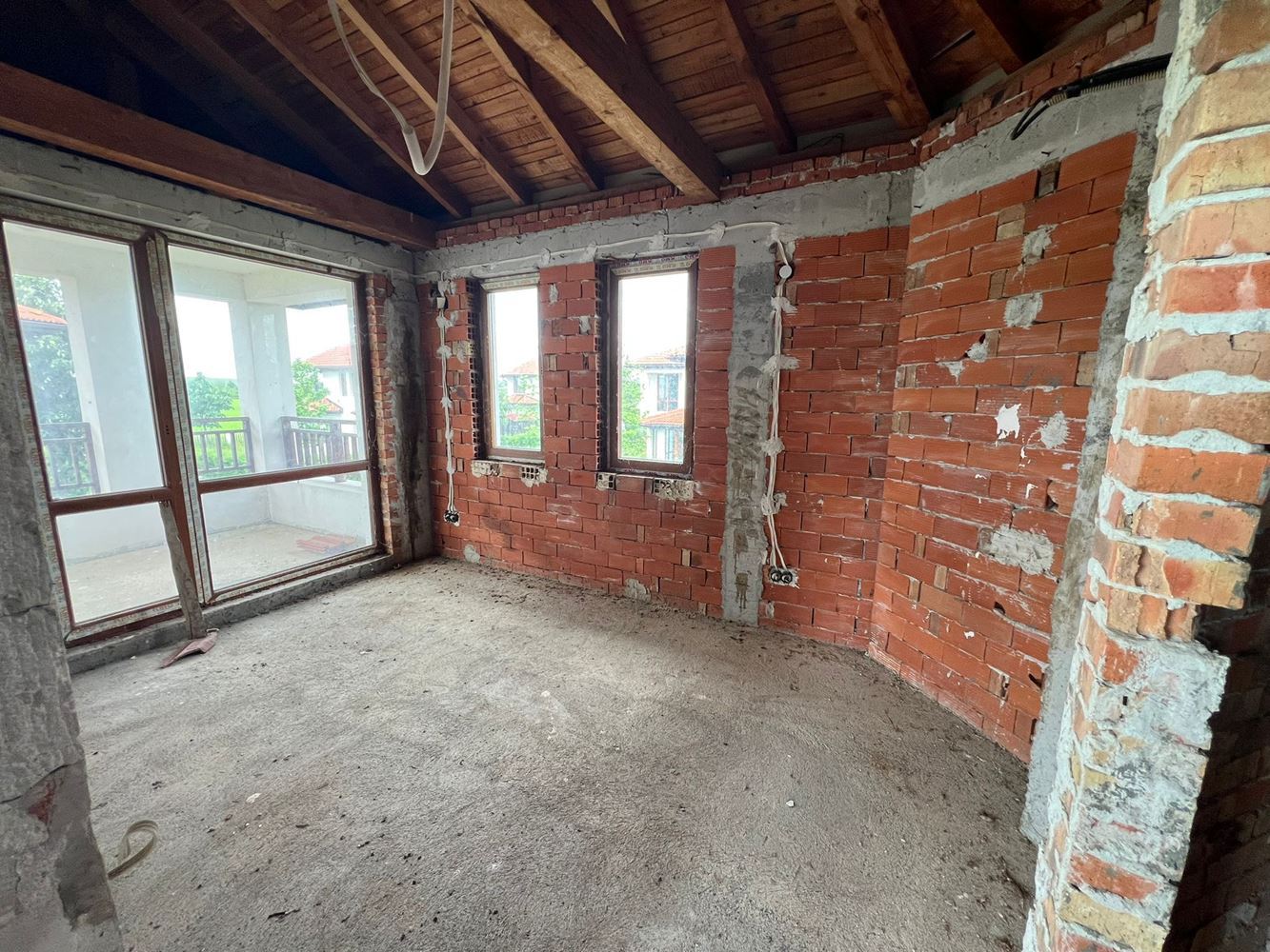 Freistehendes zweigeschossiges Haus mit Garten und Pool in einer bewachten Anlage in Aheloy