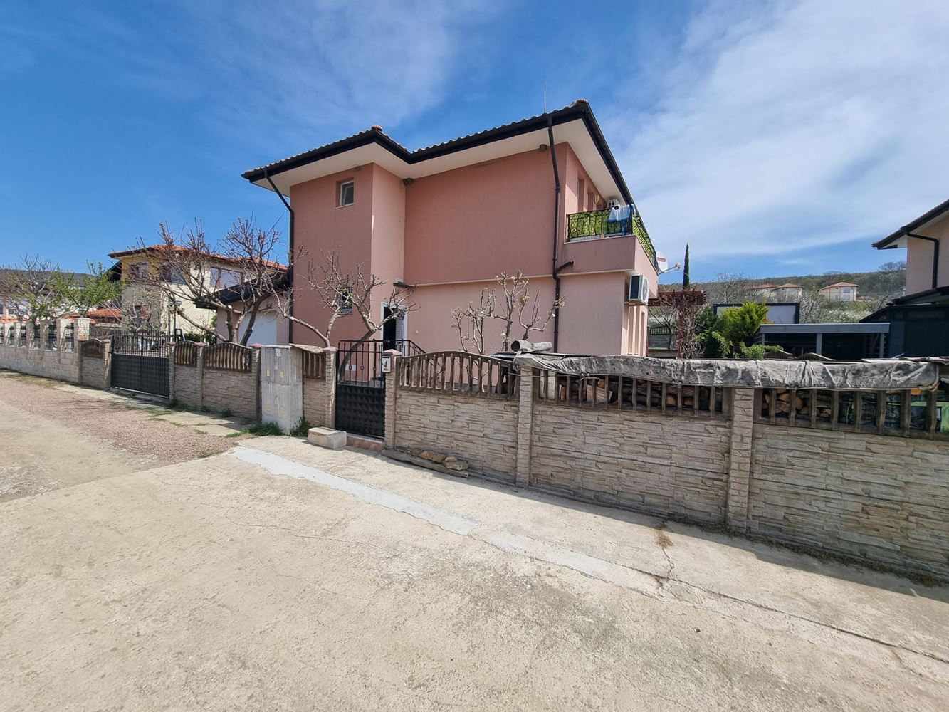 Wunderschönes zweistöckiges Haus mit Garten, Garage und moderner Heizung in Kosharitsa