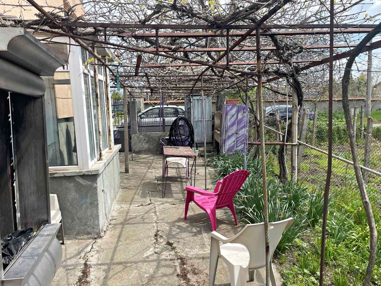 Eigenständiger Teil eines Hauses mit Hof in Burgas – Banevo, Großzügigkeit, Funktionalität und hervorragende Lage nahe den Mineralbädern