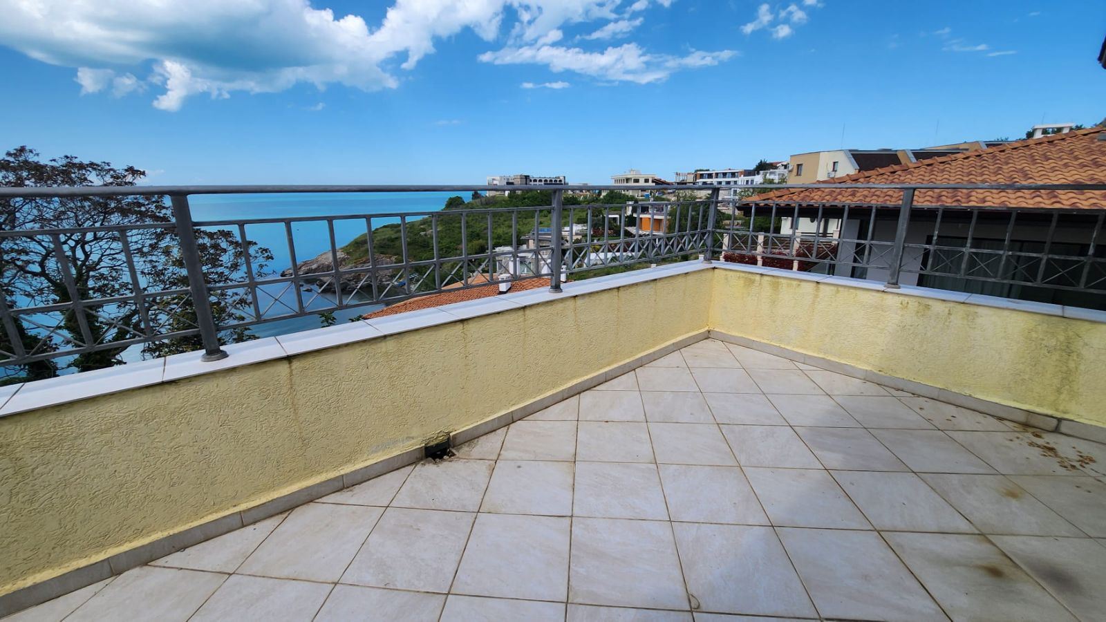 Wunderschönes dreistöckiges Haus in erster Meereslinie in Sosopol mit Panoramablick auf die Paradiesbucht