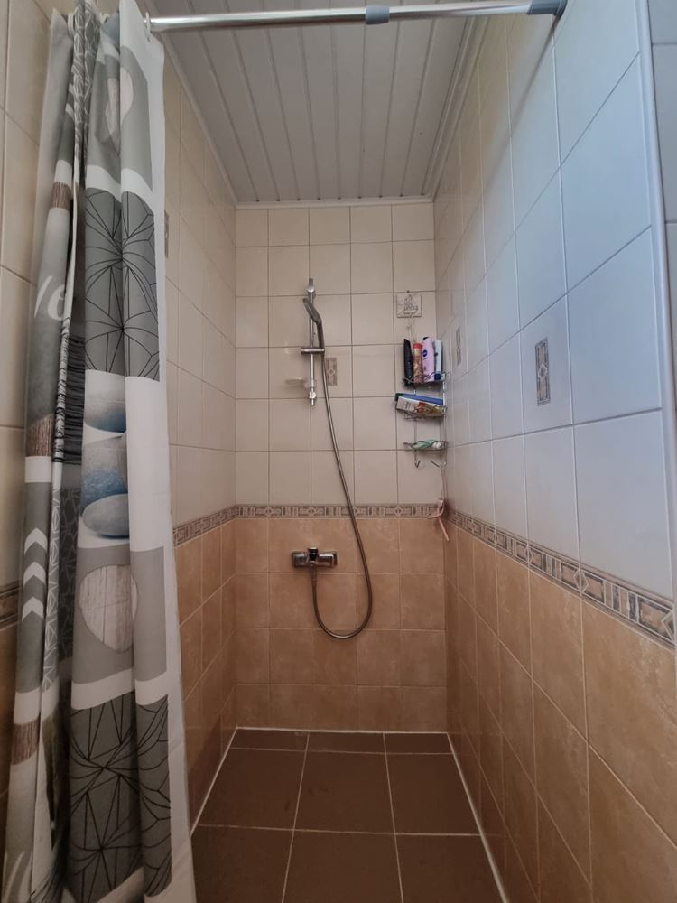 Wunderschönes zweistöckiges Haus mit Garten, Garage und moderner Heizung in Kosharitsa