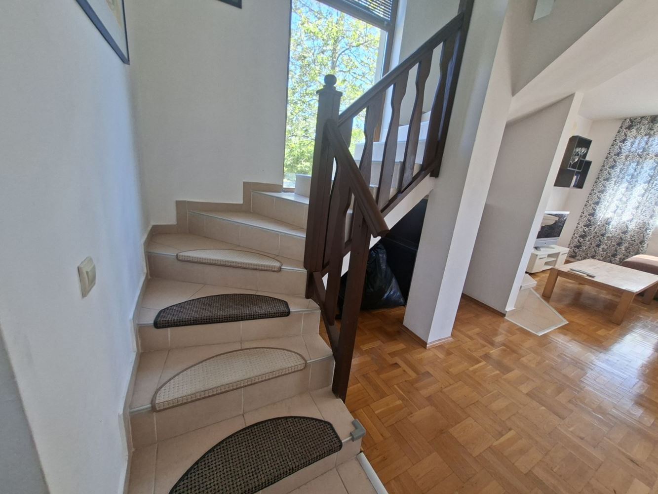 Zweistöckiges Haus mit Meerblick, eigenem Garten und Stellplatz in einer geschlossenen Wohnanlage