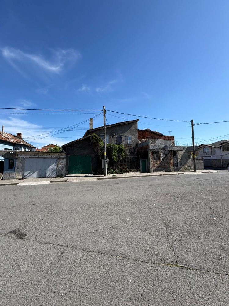 Burgas – Freistehendes zweistöckiges Haus mit Garage und Möglichkeit für zwei unabhängige Wohneinheiten
