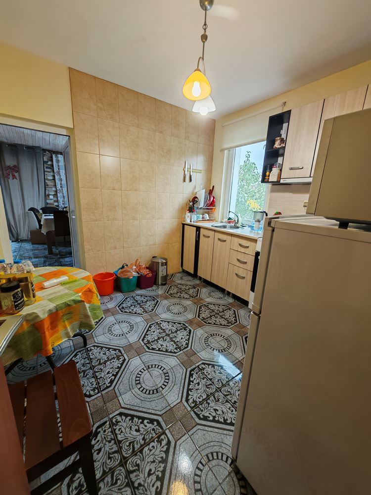 Freistehendes zweistöckiges Haus mit großem Garten und Weinberg im Dorf Poroy – Raum, Komfort und Ruhe
