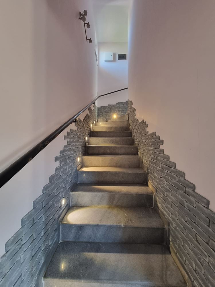 Wunderschönes zweistöckiges Haus mit Garten, Garage und moderner Heizung in Kosharitsa