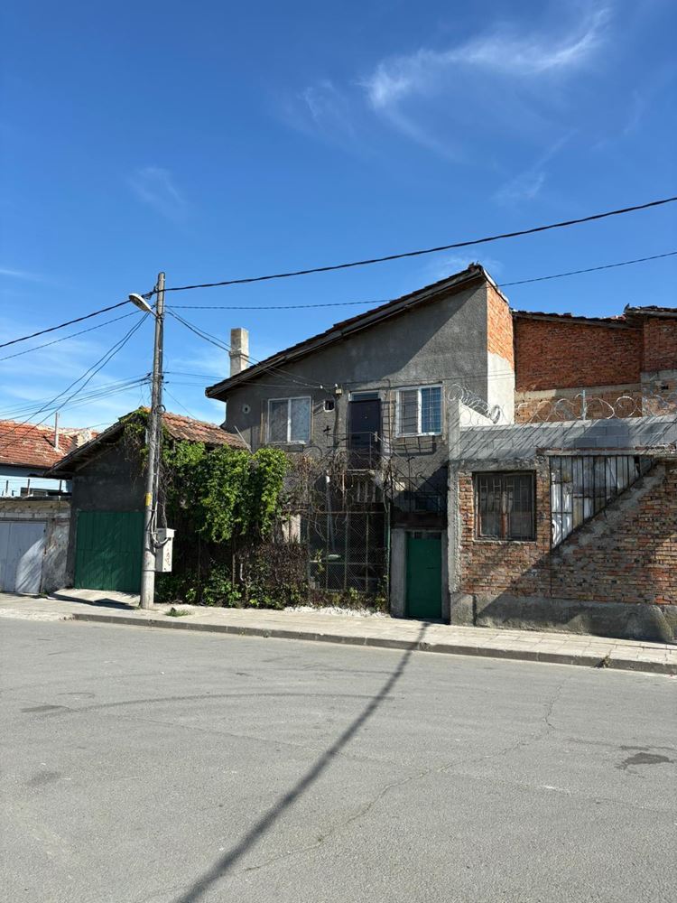 Burgas – Freistehendes zweistöckiges Haus mit Garage und Möglichkeit für zwei unabhängige Wohneinheiten