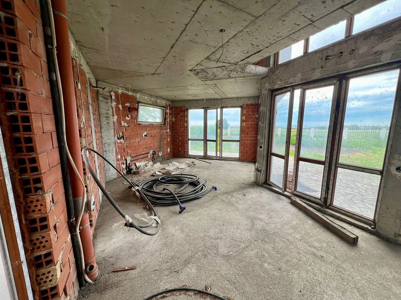 Freistehendes zweigeschossiges Haus mit Garten und Pool in einer bewachten Anlage in Aheloy