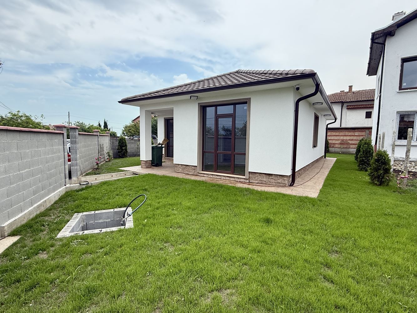Neues eingeschossiges Haus mit drei Schlafzimmern und eigenem Garten – Komfort, Ruhe und Qualität nahe Sonnenstrand
