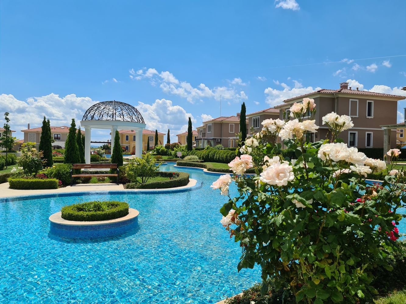 Exklusives zweistöckiges Haus mit drei Schlafzimmern und großzügigem Garten in einer luxuriösen, bewachten Wohnanlage zwischen Sarafovo und Pomorie