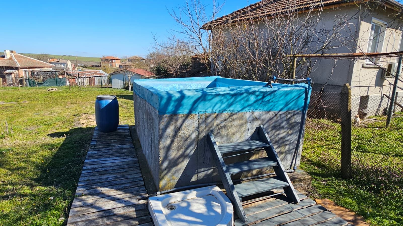 Ausgezeichnetes einstöckiges Haus mit Pool und großem Grundstück im Dorf Dyulevo