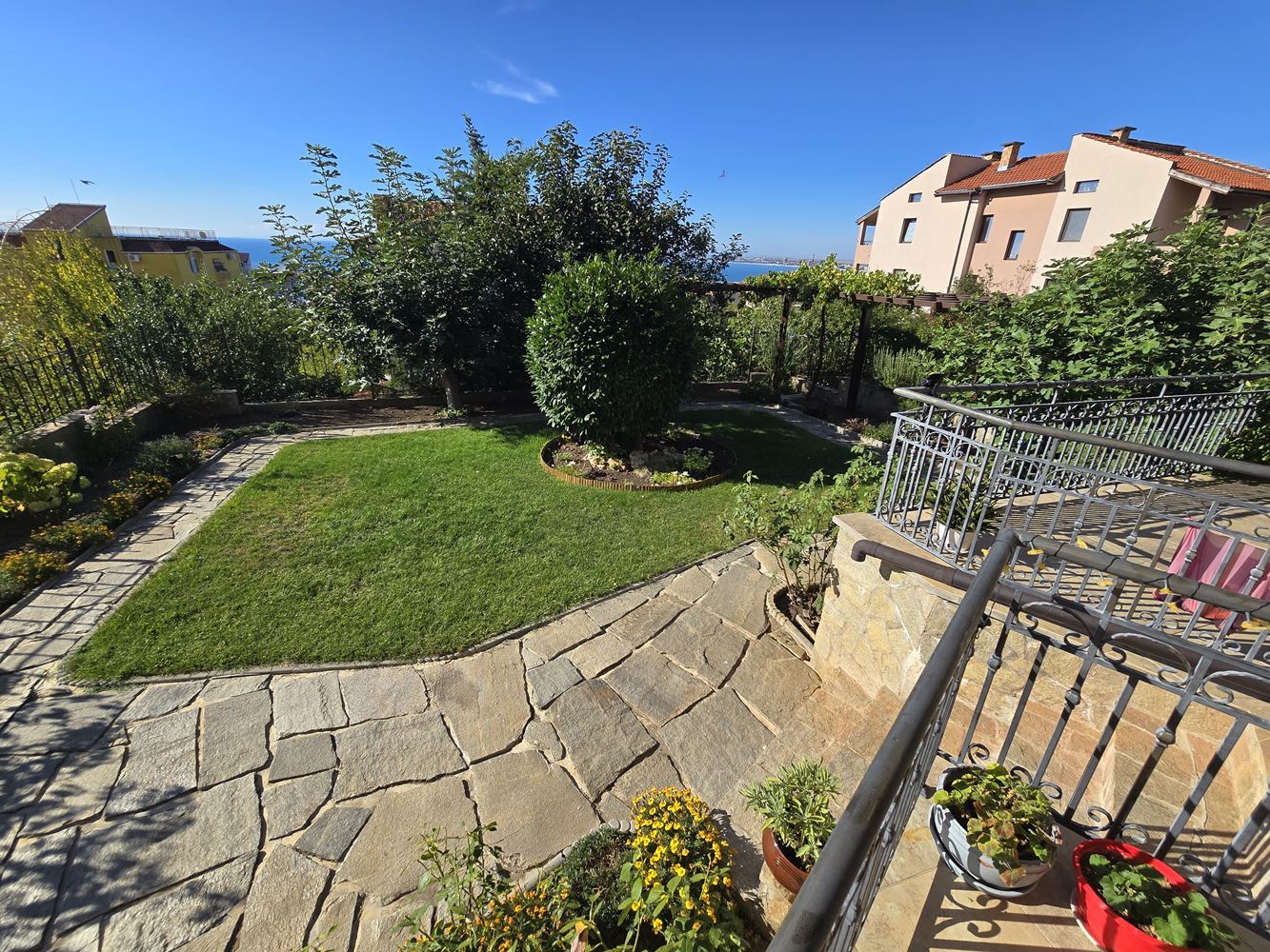 Freistehendes Haus mit Panoramablick auf das Meer und eigenem Garten in Sveti Vlas