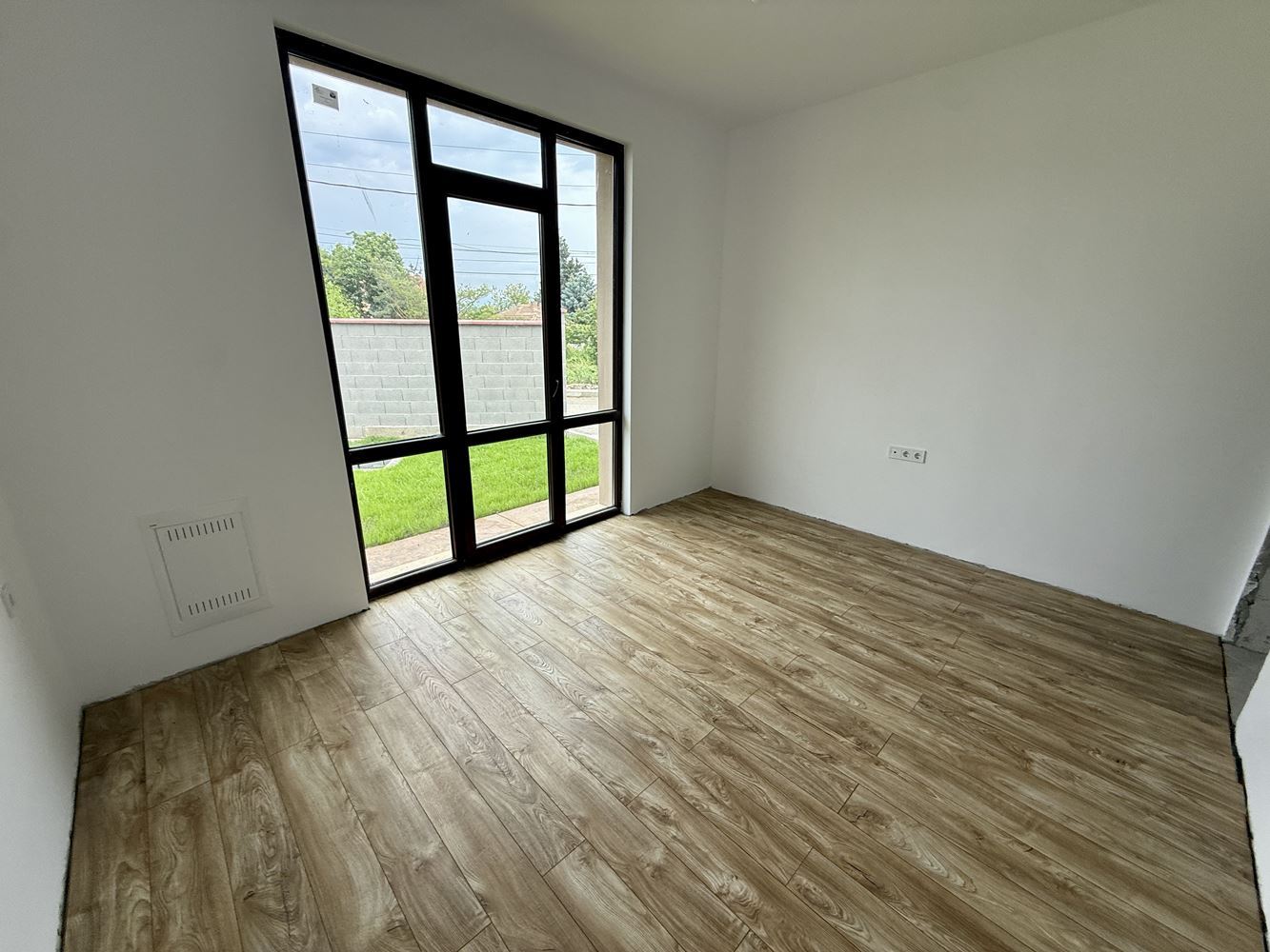 Neues eingeschossiges Haus mit drei Schlafzimmern und eigenem Garten – Komfort, Ruhe und Qualität nahe Sonnenstrand