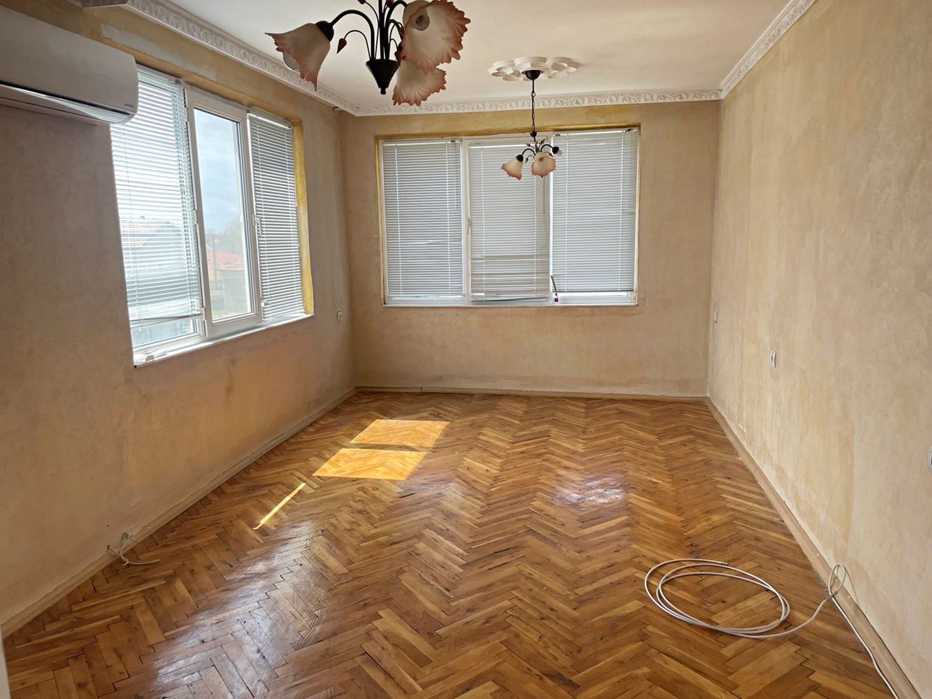 Eigenständiger Teil eines Hauses mit Hof in Burgas – Banevo, Großzügigkeit, Funktionalität und hervorragende Lage nahe den Mineralbädern
