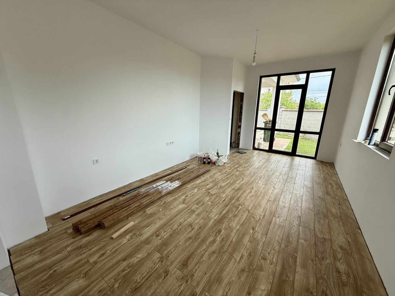 Neues eingeschossiges Haus mit drei Schlafzimmern und eigenem Garten – Komfort, Ruhe und Qualität nahe Sonnenstrand