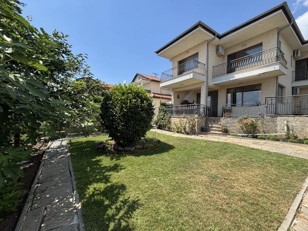 Freistehendes Haus mit Panoramablick auf das Meer und eigenem Garten in Sveti Vlas