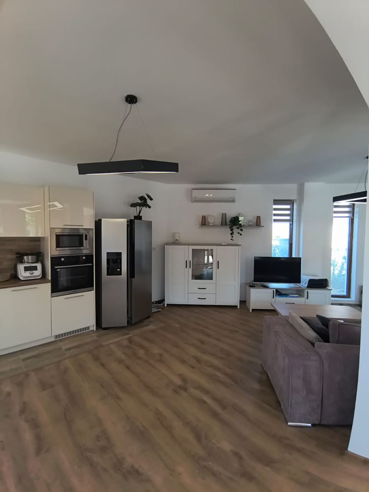 Zweistöckiges Haus mit Swimmingpool und eigenem Garten mit Stellplatz in Aheloy – vollständig möbliert und bezugsfertig