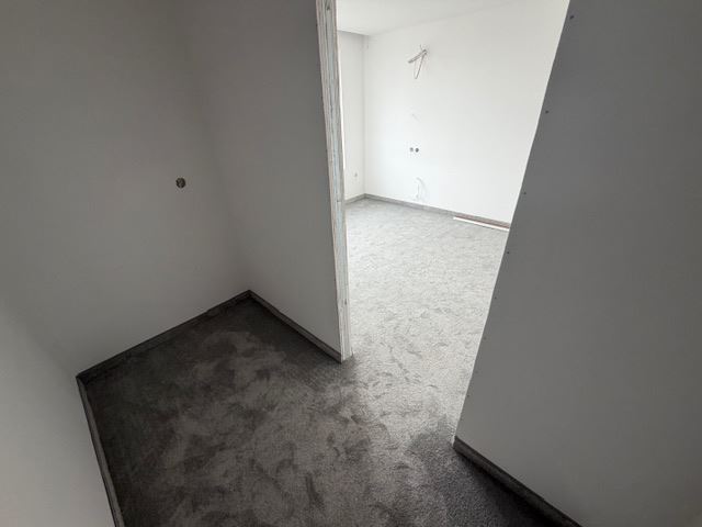Dreistöckiges Reihenhaus in Banevo – moderne Bauweise, Hof und zwei Parkplätze