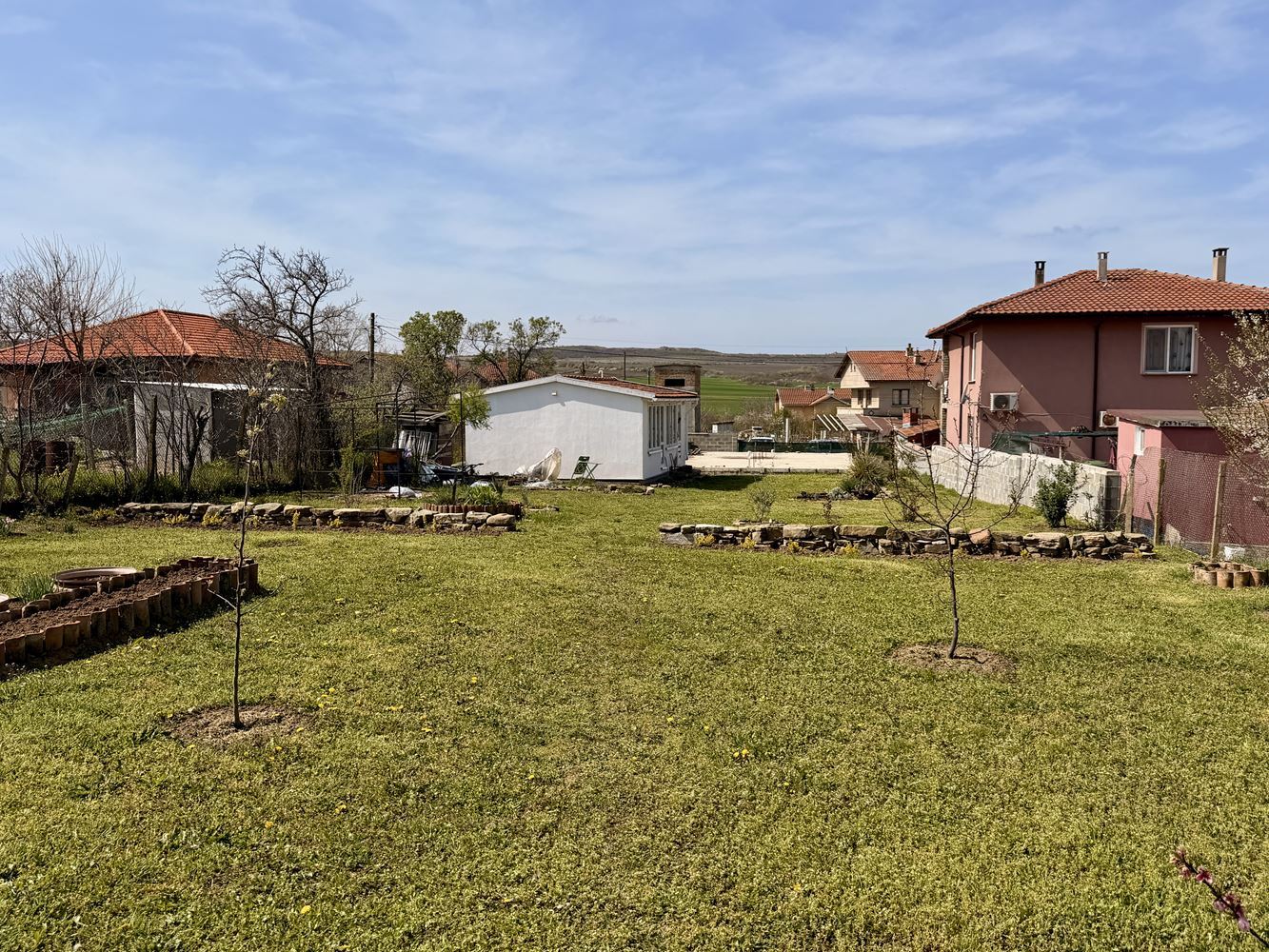 Grundstück mit Haus und fertigem Erweiterungsprojekt im Dorf Poroy – Natur, Ruhe und Investitionspotenzial nur wenige Minuten vom Meer entfernt