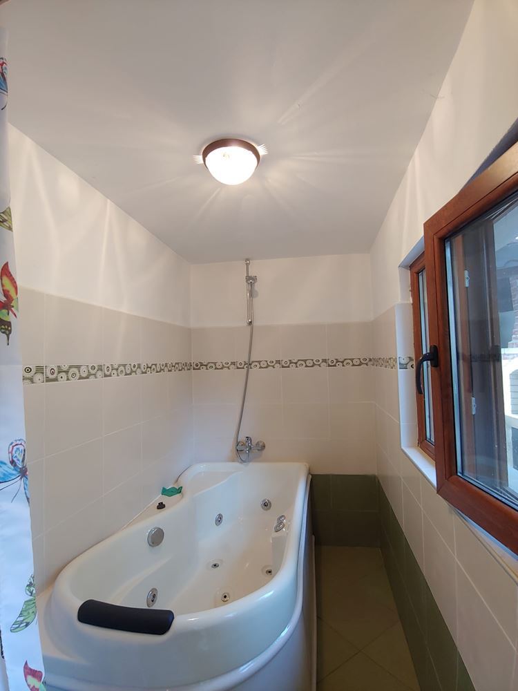Geräumiges zweistöckiges Haus mit großem Grundstück, Kamin, Sauna und Whirlpool im Dorf Drachevo