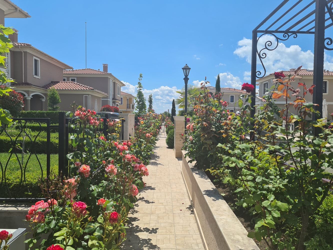 Zweistöckiges Haus mit zwei Schlafzimmern und Stellplatz in einer modernen Wohnanlage mit langfristigem Investitionspotenzial