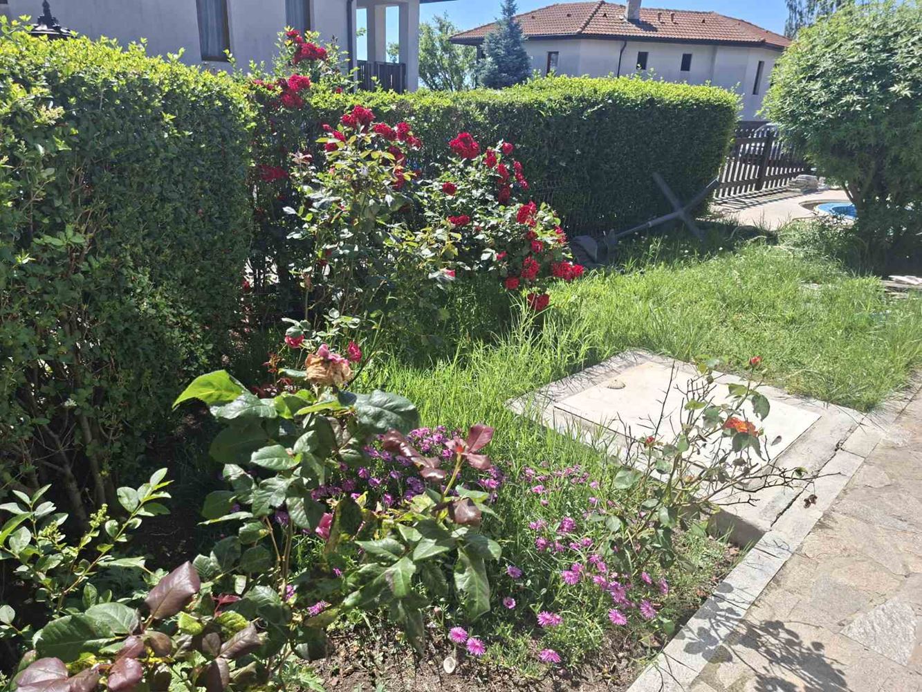 Zweistöckiges Haus mit Meerblick, eigenem Garten und Stellplatz in einer geschlossenen Wohnanlage