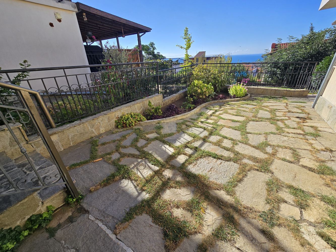 Freistehendes Haus mit Panoramablick auf das Meer und eigenem Garten in Sveti Vlas