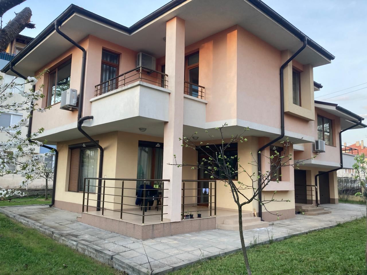 Geräumiges dreistöckiges Einfamilienhaus im Zentrum von Ravda – Komfort, Prestige und vollständige Unabhängigkeit