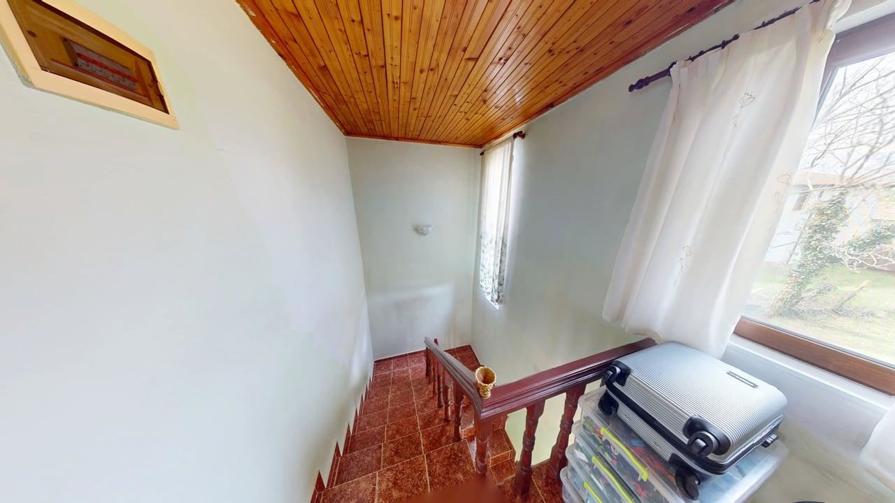 Zweigeschossiges Haus im Dorf Poroy – Ruhe, Raum und Komfort in Meeresnähe