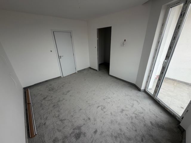 Dreistöckiges Reihenhaus in Banevo – moderne Bauweise, Hof und zwei Parkplätze
