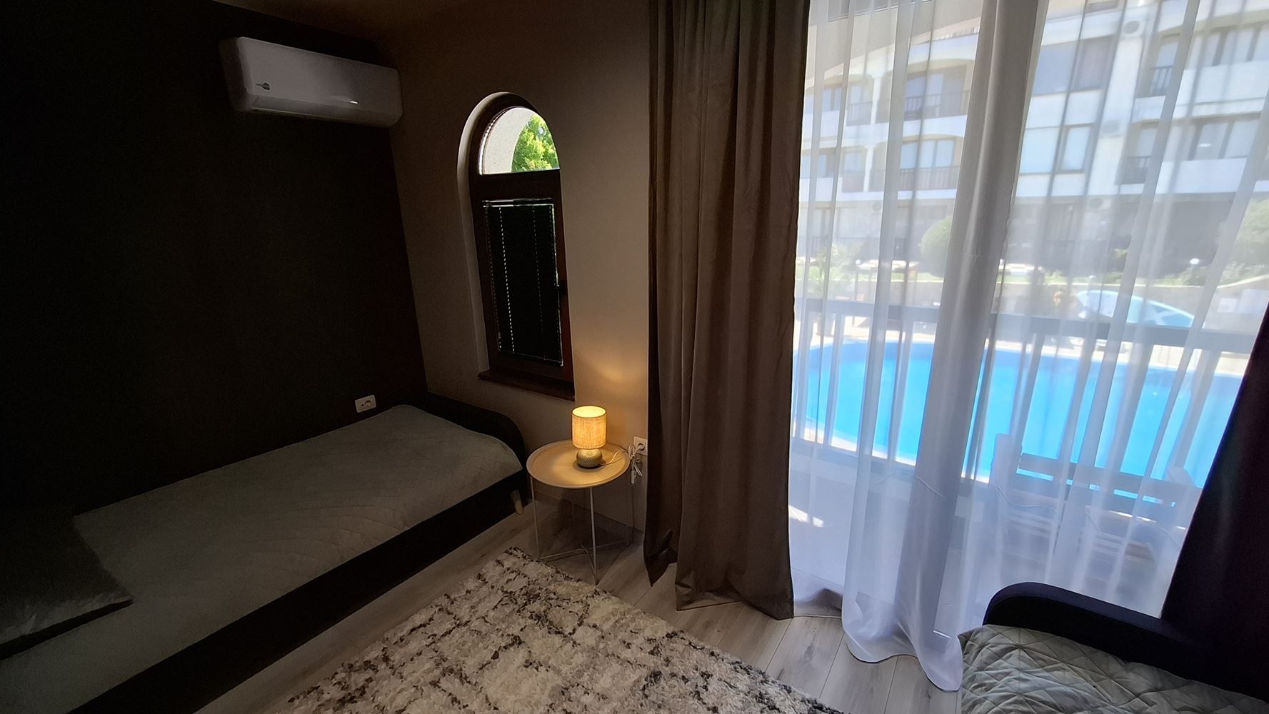 Luxuriöses dreistöckiges Townhouse nur 50 Meter vom Strand entfernt – brandneues Zuhause mit modernem Interieur und höchstem Komfort