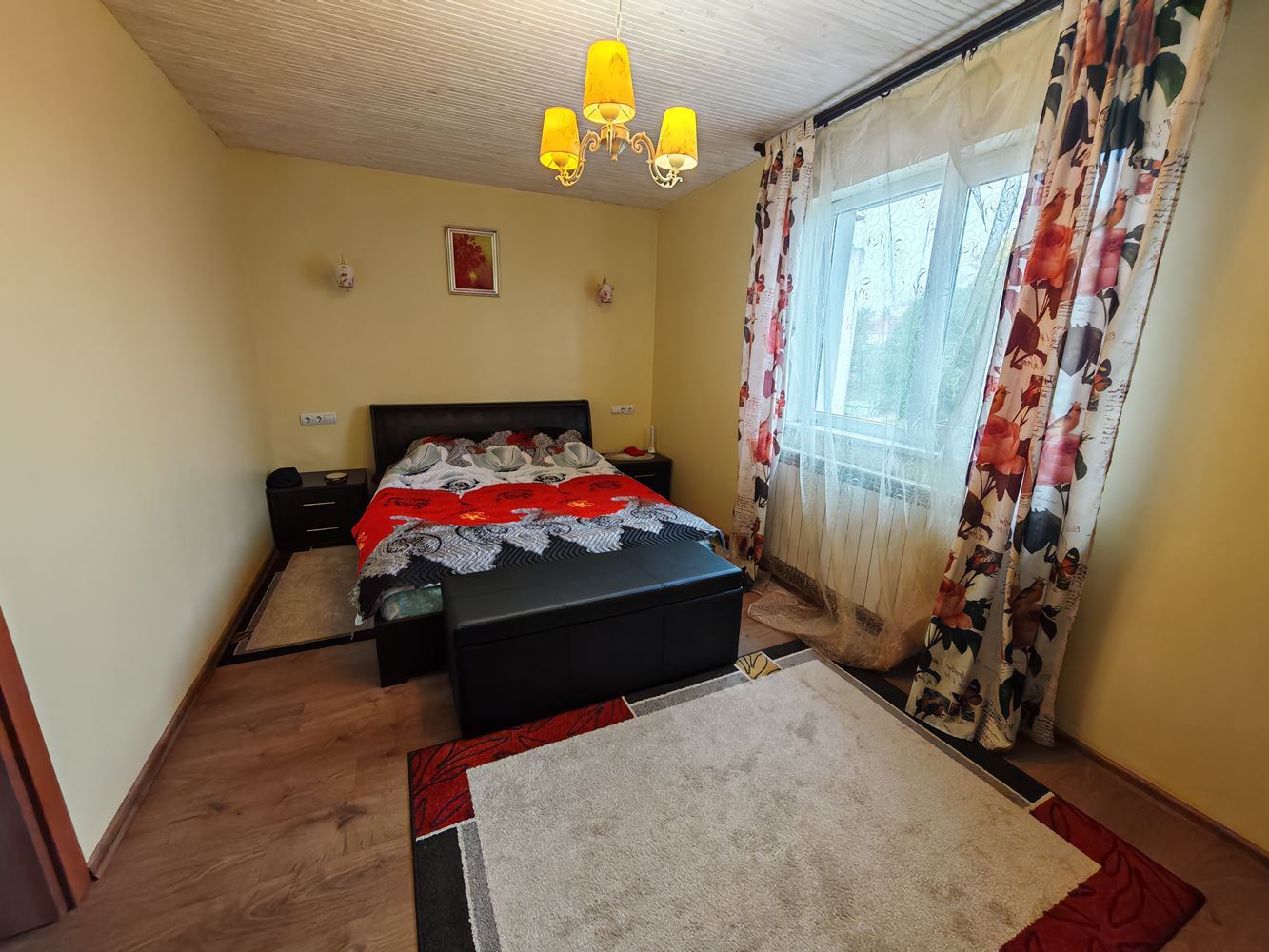 Freistehendes zweistöckiges Haus mit großem Garten und Weinberg im Dorf Poroy – Raum, Komfort und Ruhe