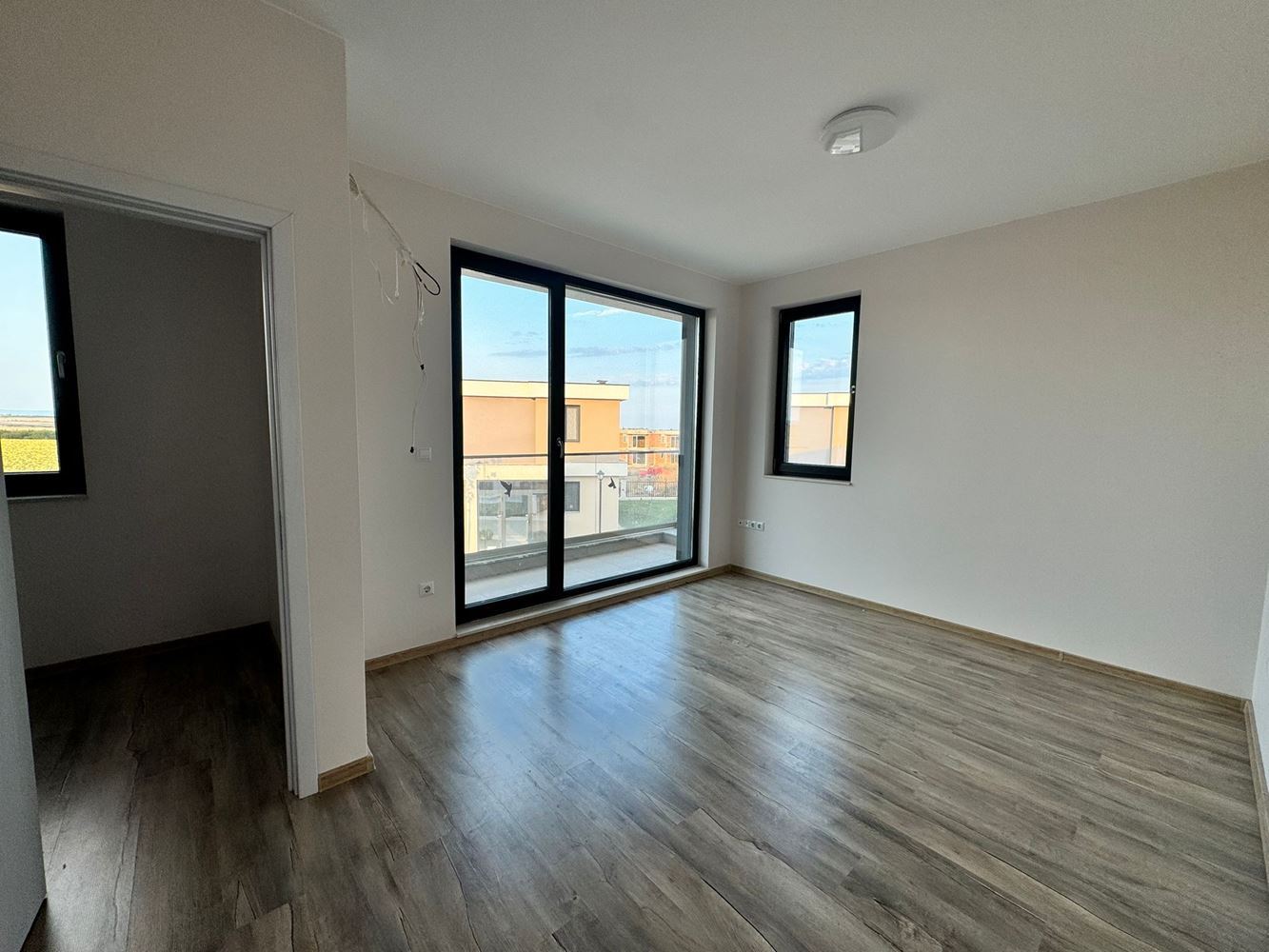 Modernes zweistöckiges Haus mit Garten in einem Luxuskomplex zwischen Pomorie und Sarafovo – Stil, Raum und Natur